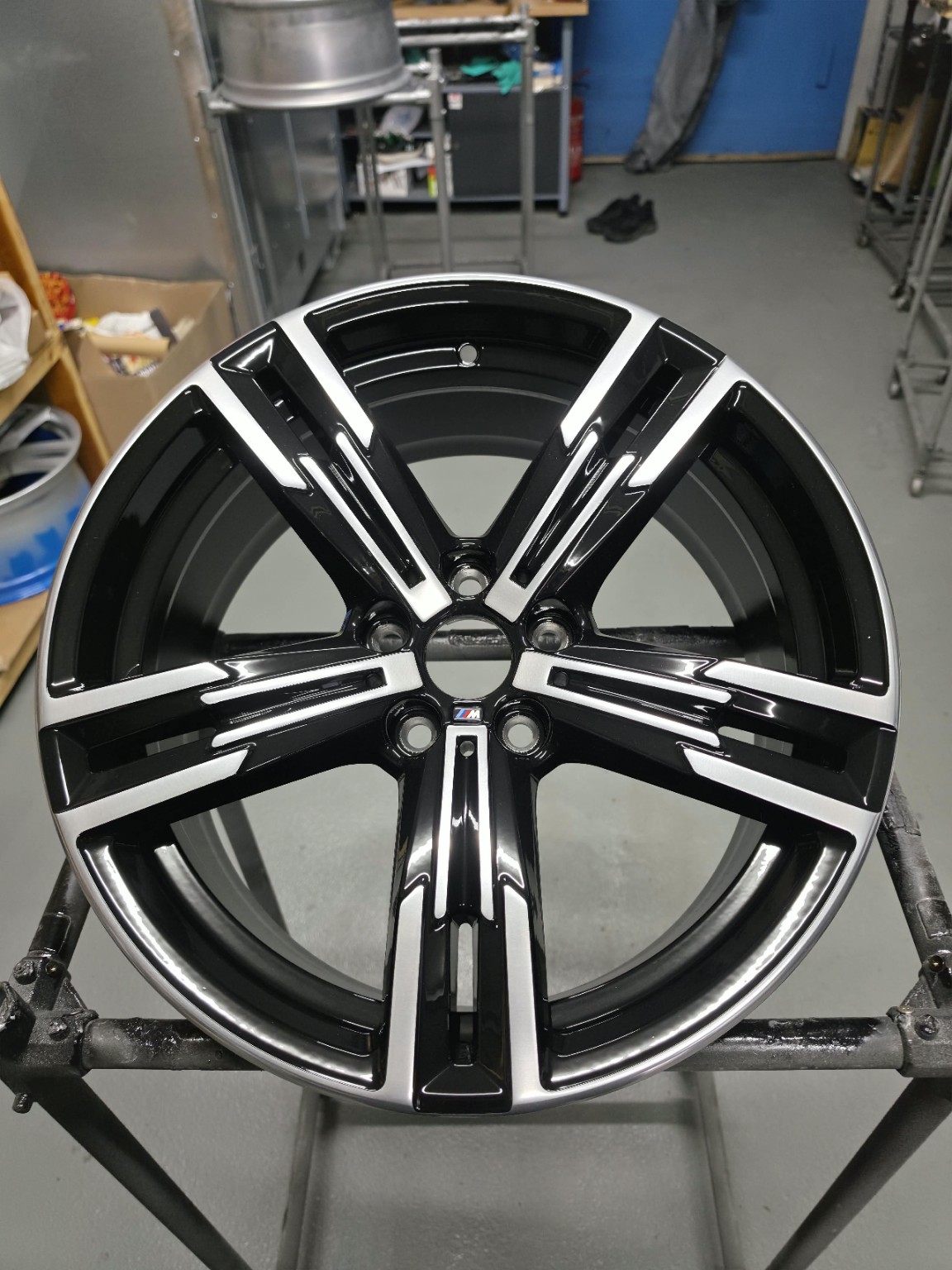 BMW-Bicolor-Felge nach der Reparatur