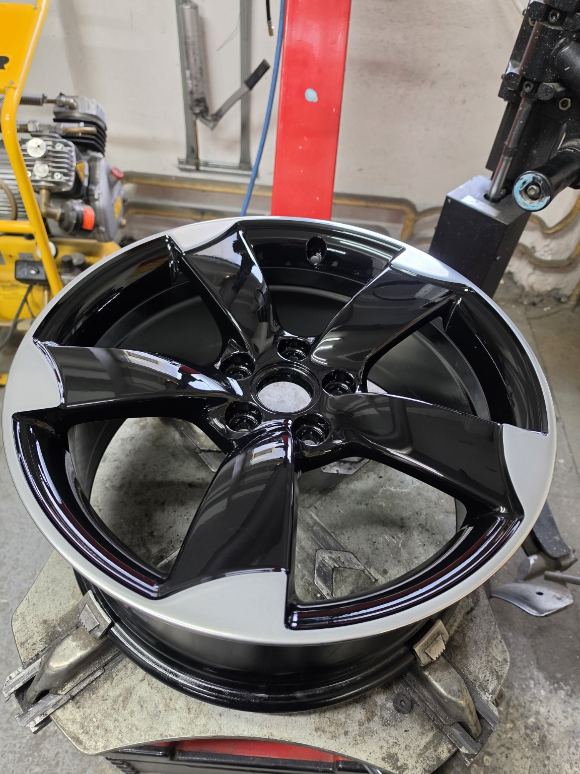Fertig bearbeitete Audi-Rotor-Bicolor-Felge