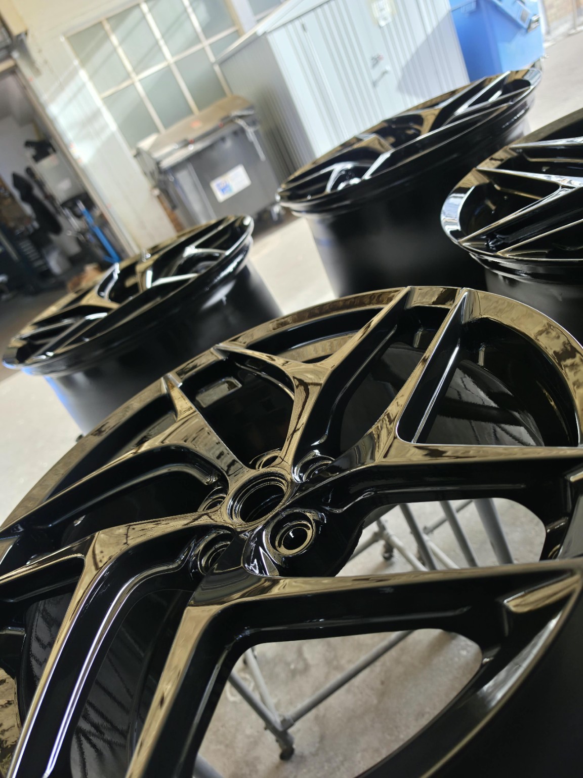 Ferrari-Felgensatz in Schwarz glänzend lackiert