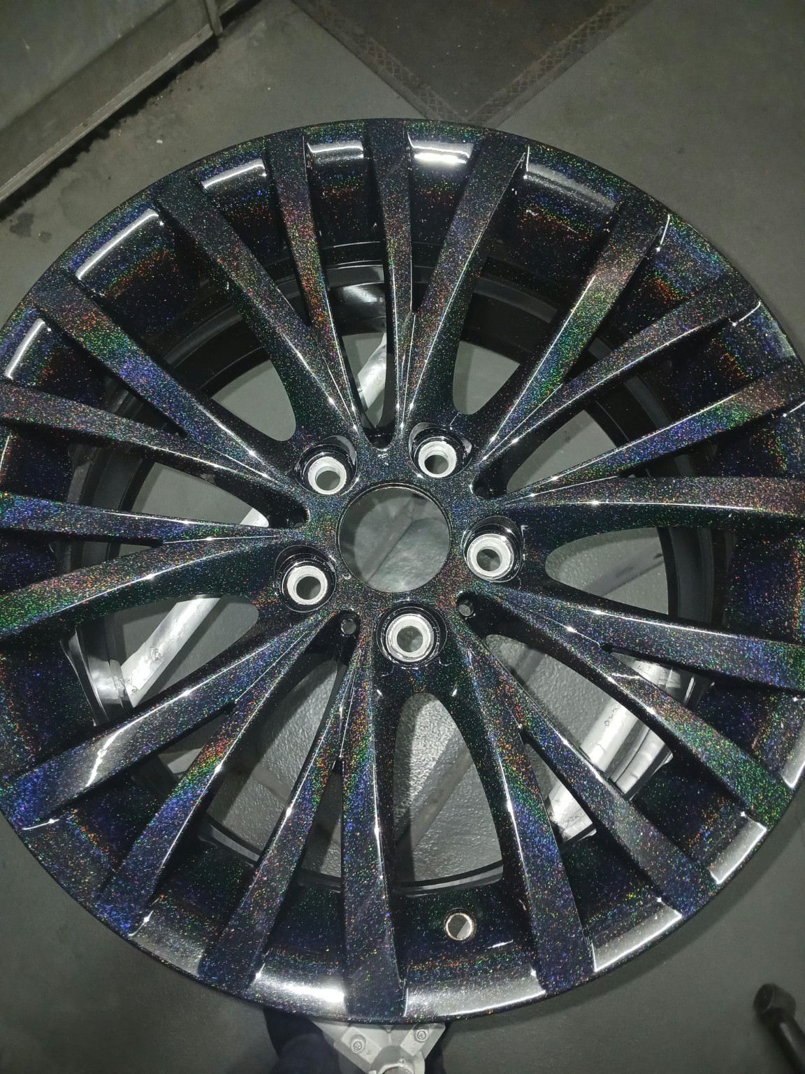 Schwarze Felge mit mehrfarbiger Glitzer-Pulverbeschichtung